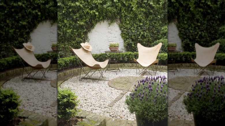 Masa ve sandalyelerle yuvarlak bir çakıl bahçesi