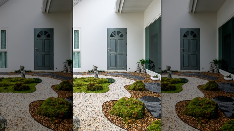 Açık renkli dalgalı bir yola sahip çakıl bahçesi