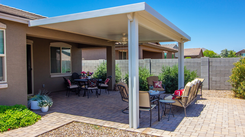 Çakıl bahçesinde kapalı açık oturma alanı