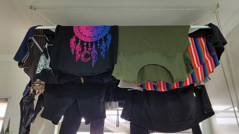 Tavan havası kurutma rafında asılı giysiler