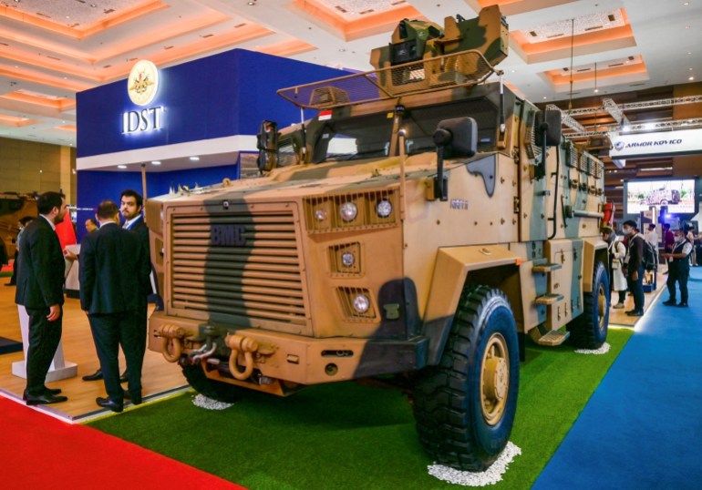 Arms Expo ayarında Camoflauge boyalı zırhlı araç