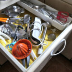 Essention'larınızı bir bütçede düzenleyen kolay mutfak depolama hack