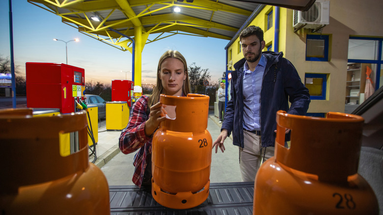 Bir propan tankını araçlarından boşaltan bin yıllık bir çift