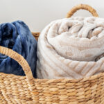 Çamaşır makinesi olmadan bir polar battaniyesi nasıl yıkanır