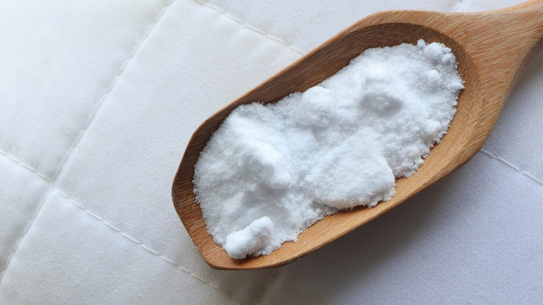 Bir yatak üzerinde bir kepçe kabartma tozu