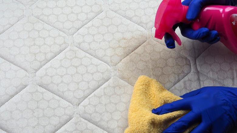 Bir çiş lekesini bir yataktan temizlemek