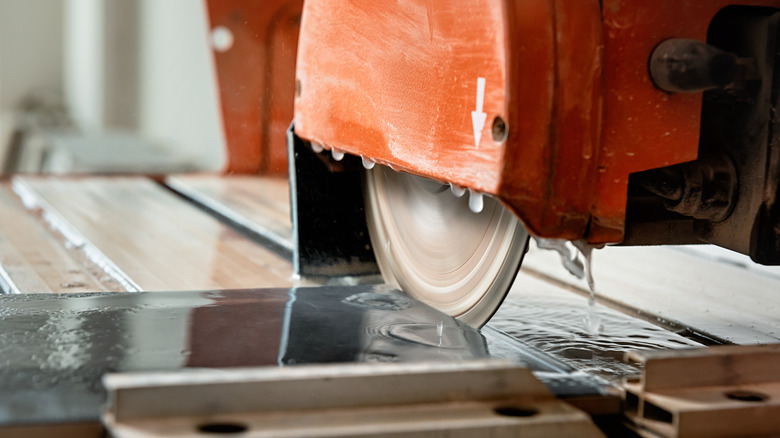 Islak bir kiremit kesti