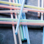 Bu çarpıcı duvar sanatının dolar ağaç pipetlerinden bir DIY olduğunu asla bilemezsin