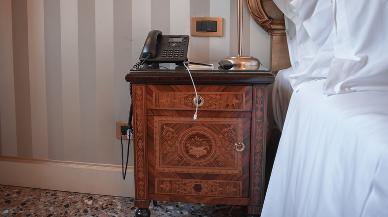 İtalya'da bir evde Venedik tarzı komodin