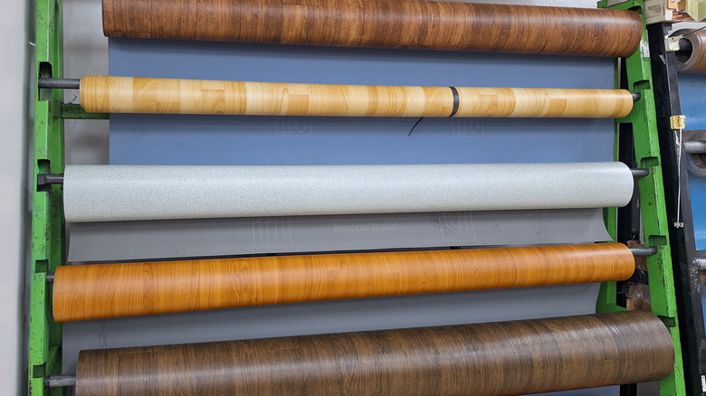 Sahte Woodgrain Vinil sıraları bir fabrikada asılı