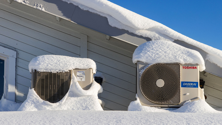 İki ısı pompası kalın bir kar tabakası ile kaplıdır