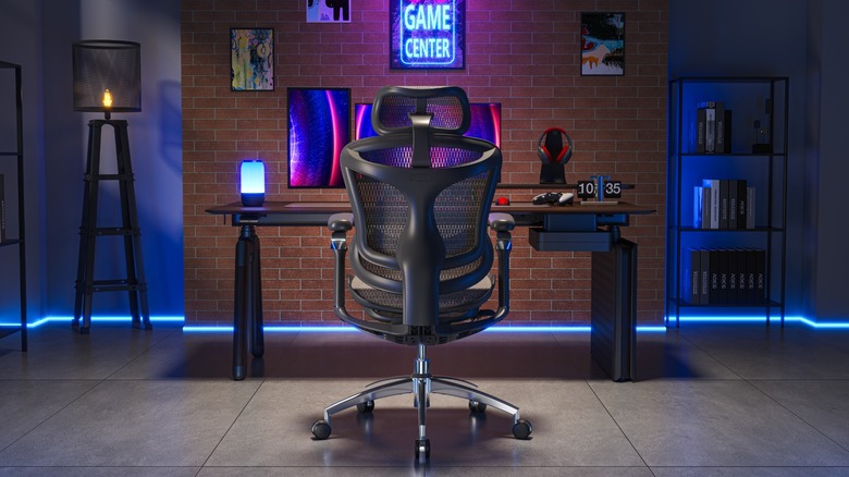 Oyun için kurulmuş bir masanın önüne yerleştirilmiş bir siyah ofis sandalyesi