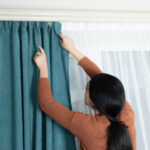 Modern zebra tonları ile modası geçmiş pencere tedavilerine yeni bir görünüm verin