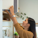 Ekstra depolama için uygun fiyatlı bir DIY ilavesi ile mutfak dolabı karmaşası ile savaş