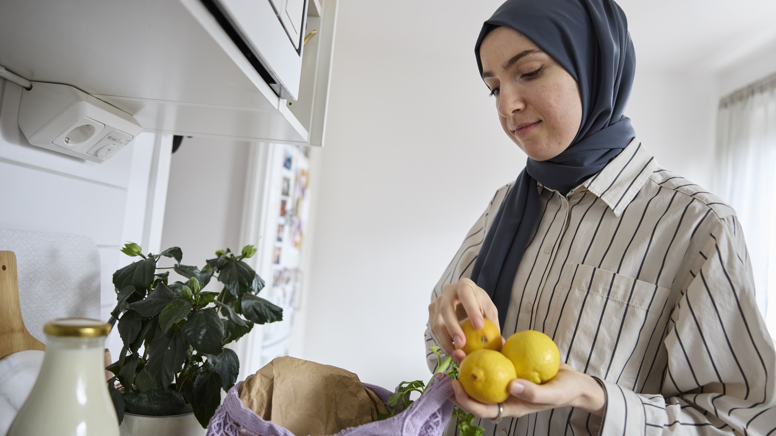 Bir vazo yerine bir narenciye içinde çiçeklerinizi şekillendirerek işleri sallayın