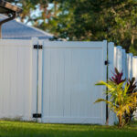 Bir vinil çit ne kadar sürer (ve nasıl daha uzun süre dayanır)