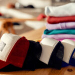 Dolabınız için uygun fiyatlı bir şapka organizatörüne gerekli bir dolar ağaç bahçesini çevirin