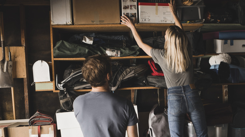 Depolama için garaj rafları kullanarak çift.