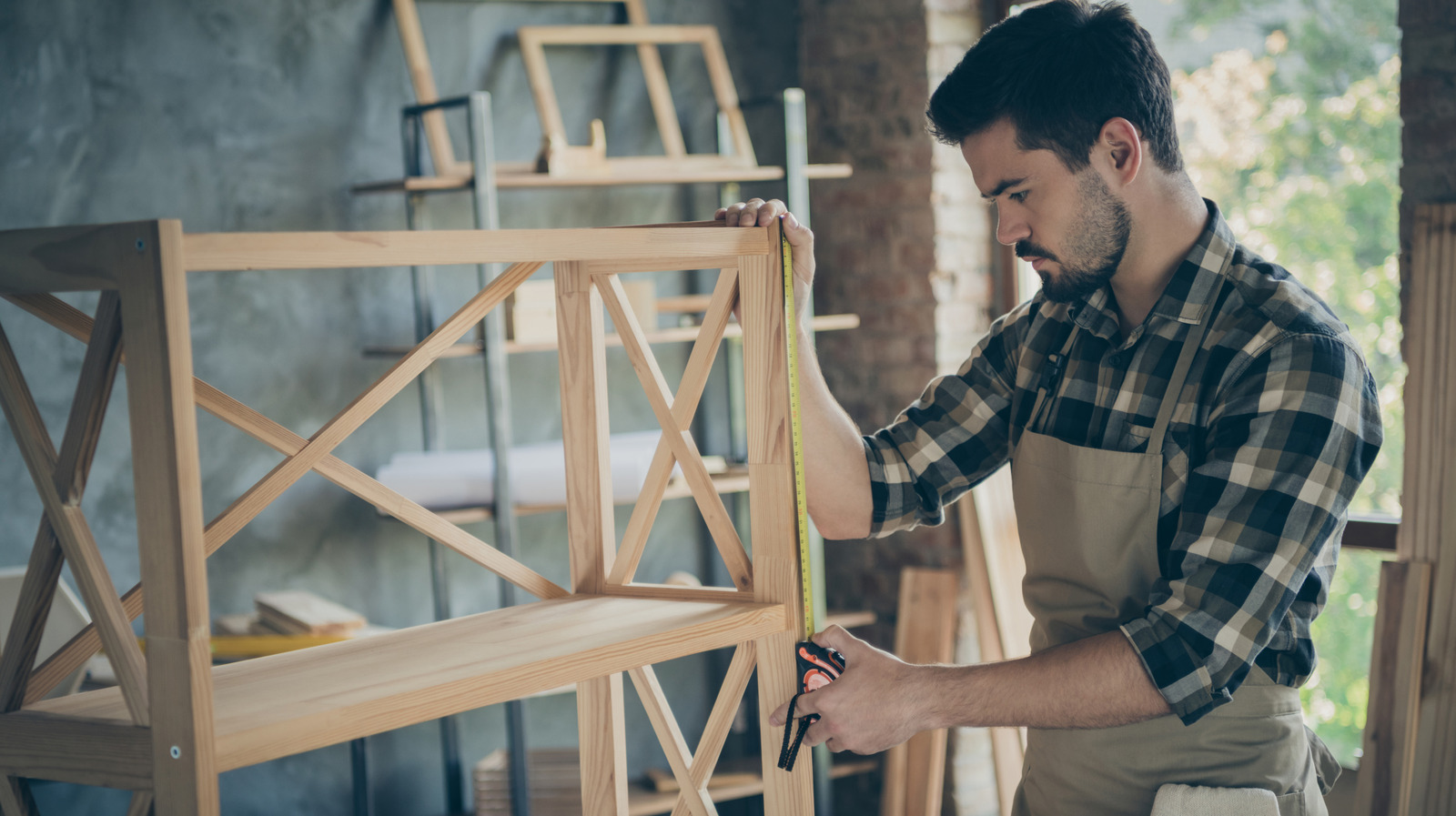 Garaj depolama rafları satın almak veya inşa etmek daha ucuz mu? İşte bilmeniz gerekenler