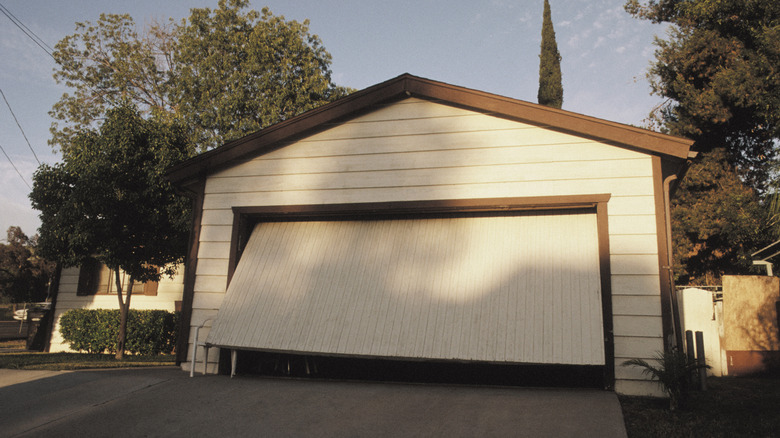 Yatma garaj kapıları araba yolunda daha fazla yer kaplıyor