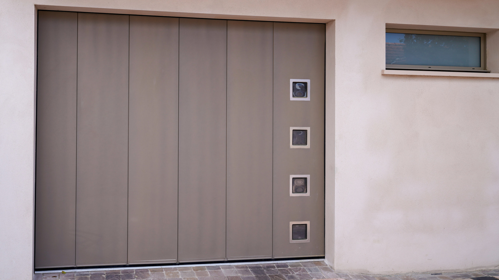 Yatırma garaj kapısı nedir ve eviniz için doğru seçim mi?