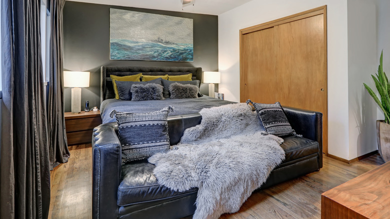 koyu gri vurgu duvarı ile yatak odası