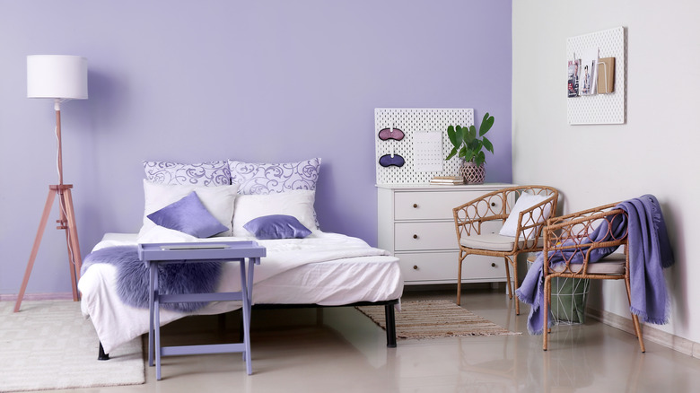 Leylak aksan duvarı olan parlak bir yatak odası