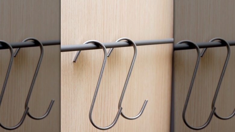 Bazı çubuklarda asılı s-shooks