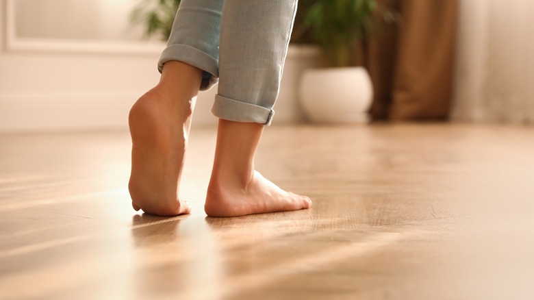 Çıplak ayakla yürüyen bir kişinin çekimini kapatın