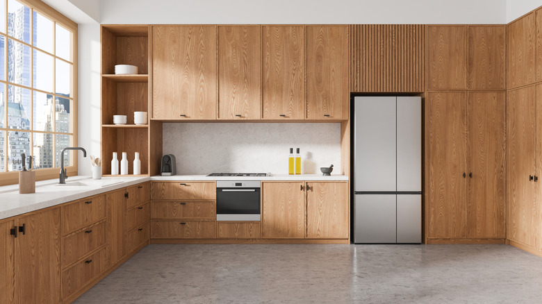 Kabine sedyelerinin artık görünmez olduğu bitmiş mutfak