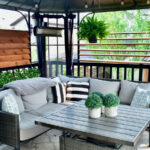 Asılı sepetleriniz için çarpıcı bir çiçek kombinasyonu ile ön sundurmanızı aydınlatın