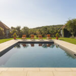 Arka bahçe havuzunda çit yapmak zorunda mısın? İşte detaylar