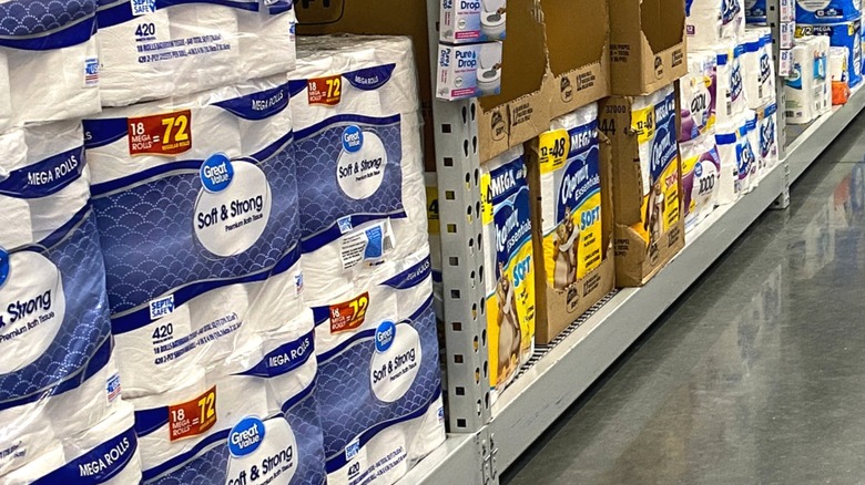 Walmart raflarında büyük değerli ve charmin tuvalet kağıdı paketleri