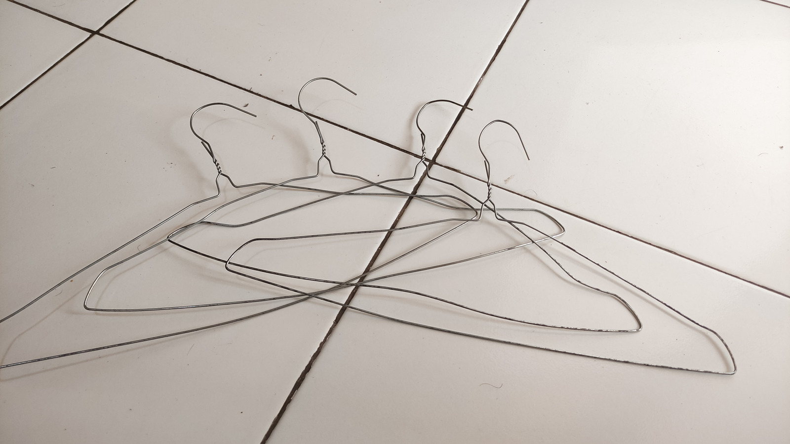 DIY Upcycle ile temel tel askılarını daha eğlenceli ve estetik açıdan hoş hale getirin