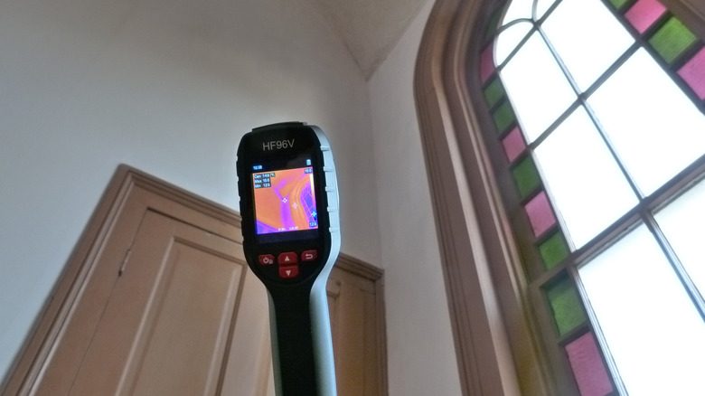 Evde HP96 tutan adam