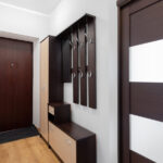 Mülayim bir koridoru yükseltin ve mutlaka denenmesi gereken bir DIY ile şık yerleşik depolama oluşturun