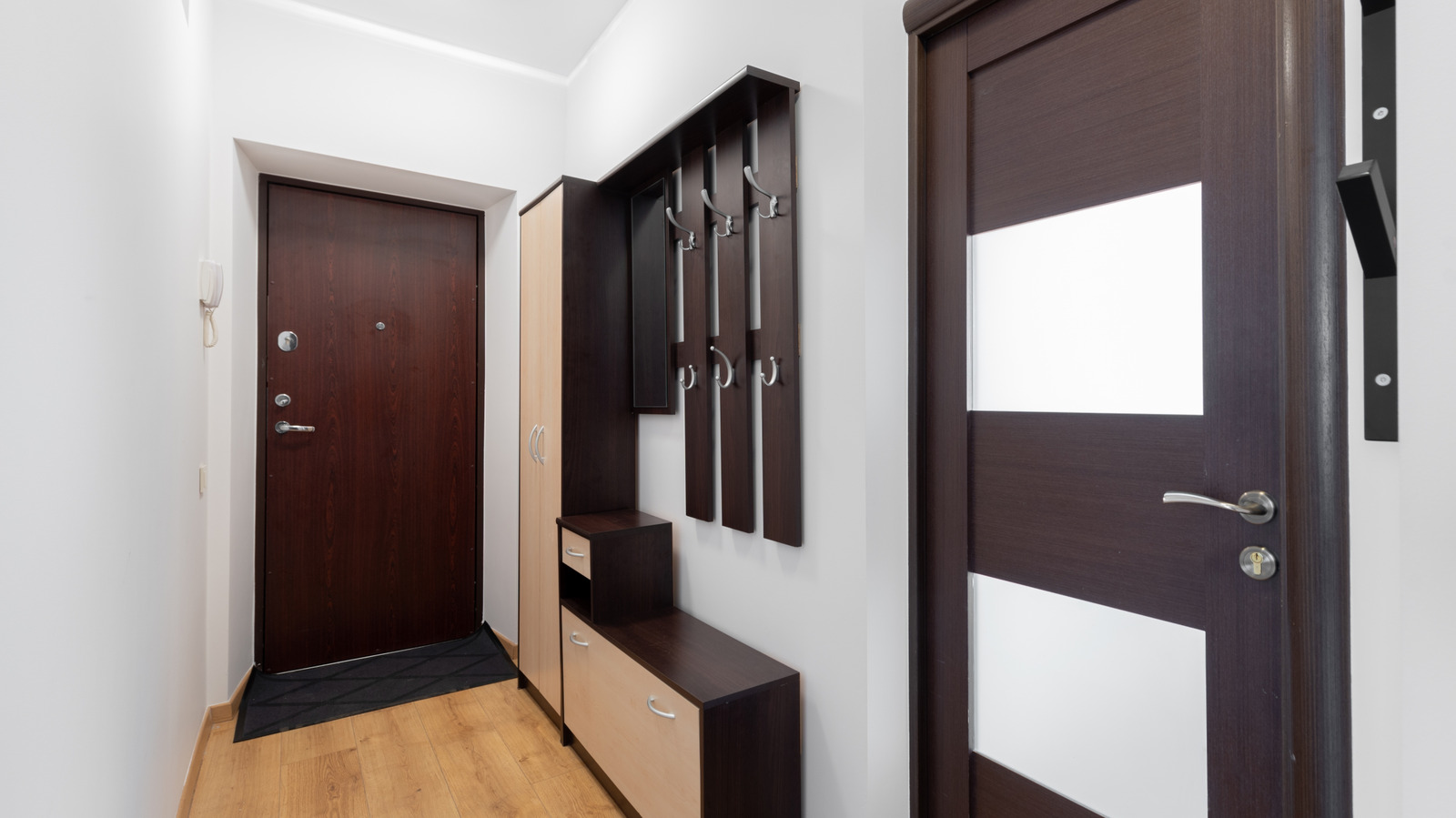 Mülayim bir koridoru yükseltin ve mutlaka denenmesi gereken bir DIY ile şık yerleşik depolama oluşturun