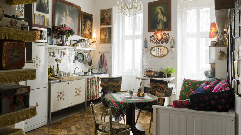 Duvarların ve mobilyaların her yerinde dekor içeren bir mutfak