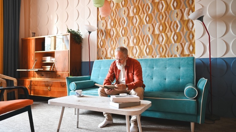 Cesur desenleri ve orta yüzyıl modern vibe ile zevkli bir alan.