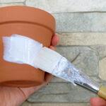 Sıradan Terra Cotta Ekicilerine Mantar esintili bir DIY ile bir bahçe parıltısı verin