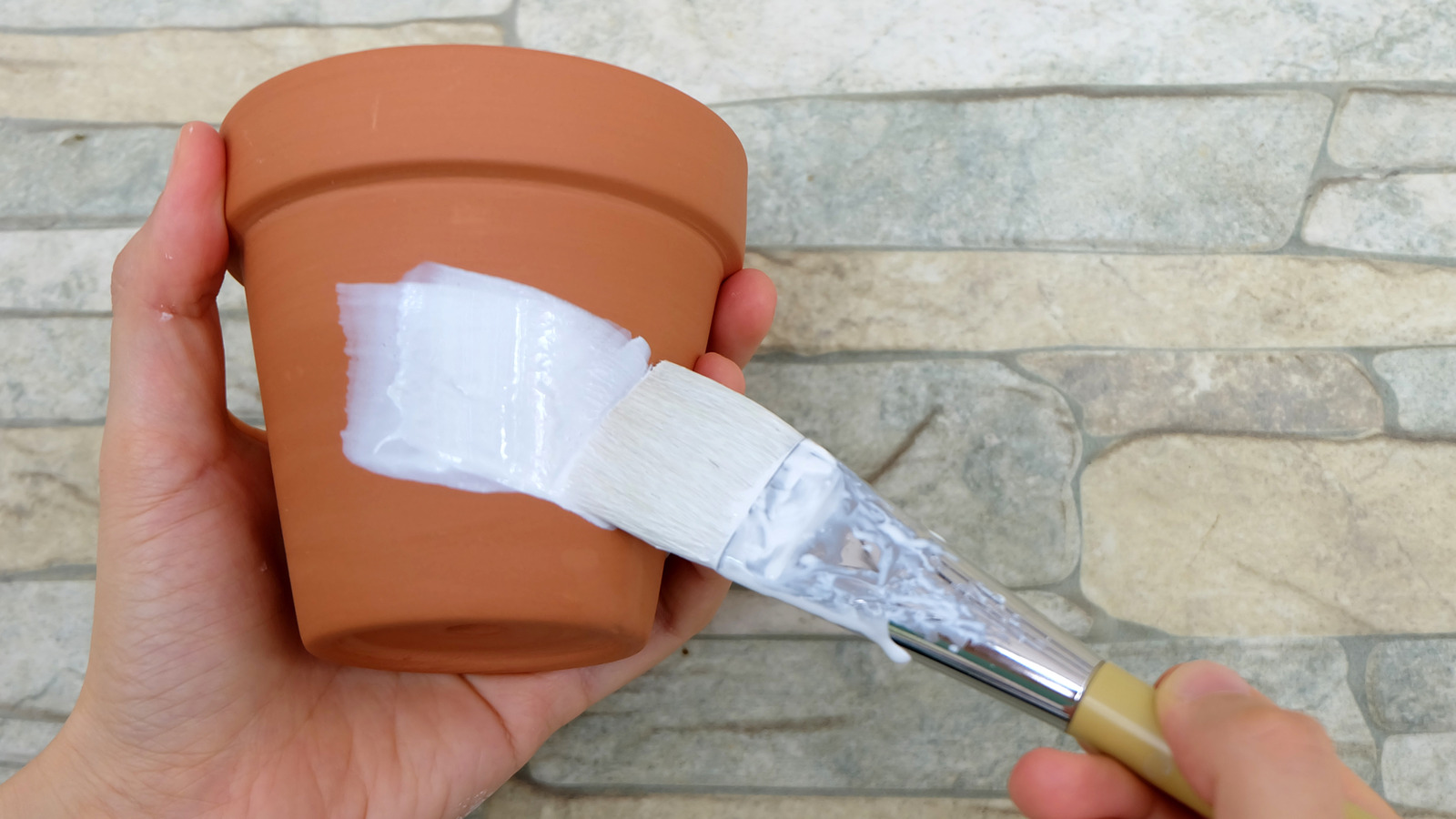 Sıradan Terra Cotta Ekicilerine Mantar esintili bir DIY ile bir bahçe parıltısı verin