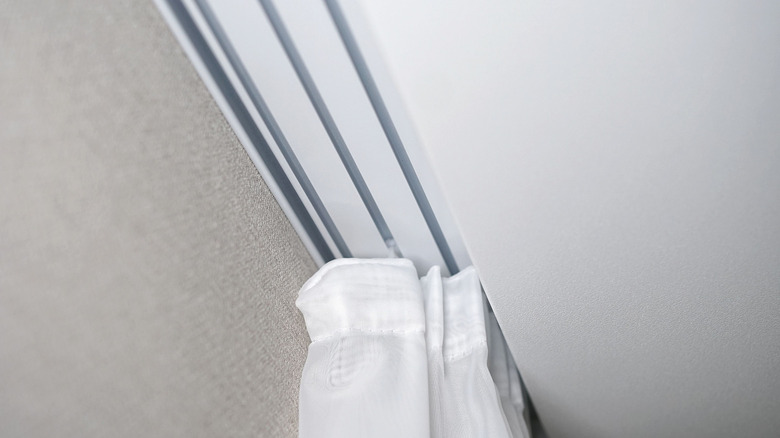 Sırf perde ile gömme perde pistleri takılı