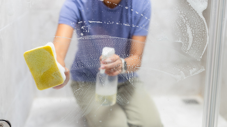 Sünger ve sabunlu karışımla duş kapısının ovulması