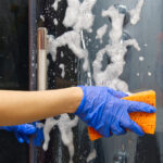 Cam duş kapılarını temizlerken yapmayı bırakmanız gereken hatalar (6 slayt)