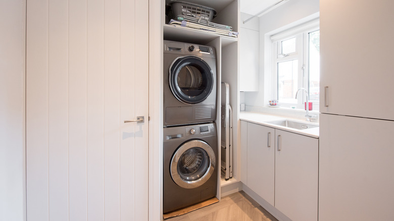 Bir çamaşır odası, zeminden tavan dolapları ile donatılmıştır