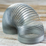 Eski bir Slinky'den DIY yapabileceğiniz bir besleyici ile daha fazla kuş çekin