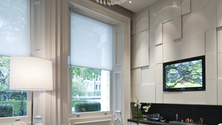 İçine monte edilmiş tonlarla modern tarzı ev, benzersiz bir pencere çerçevesi gösteriyor ve şık, çağdaş bir tarzı koruyor