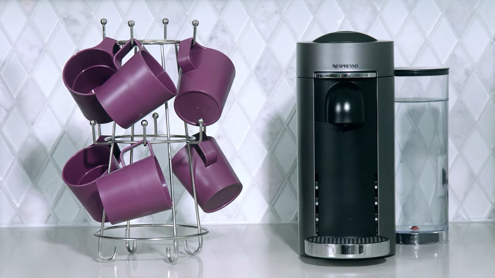 Bir kahve kupa tutucusunu bahçenizde yeniden kullanmanın yaratıcı yolu