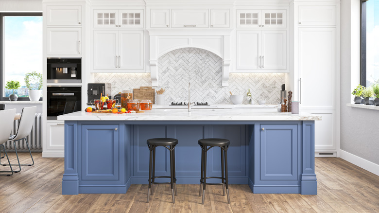 Güneşli mutfakta açık beyaz ve açık mavi dolap renkleri