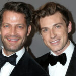 Nate Berkus ve Jeremiah Brent, ferahlatıcı bir alternatif için koyu siyah dolapları attı